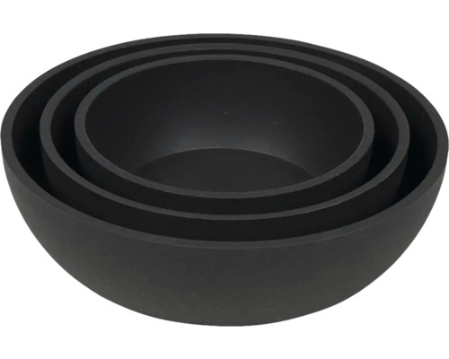 Drei schwarze Pflanzschalen aus Kunststoff ineinander gestapelt