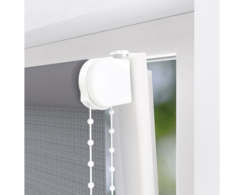 Graues Rollo mit Kettenzug am Fenster