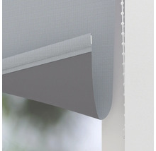 Graues Rollo mit Kettenzug zur Fensterdekoration