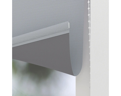 Graues Rollo mit Kettenzug zur Fensterdekoration