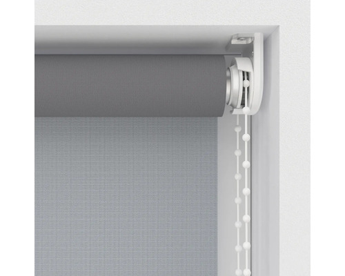 Graues Rollo mit Kettenzug zur Fensterdekoration