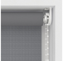 Graues Rollo mit Kettenzug im Fensterrahmen