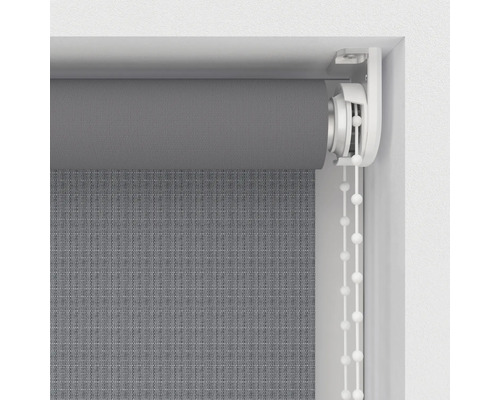 Graues Rollo mit Kettenzug im Fensterrahmen