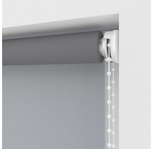 Graues Rollo mit Kettenzug zur Fensterdekoration
