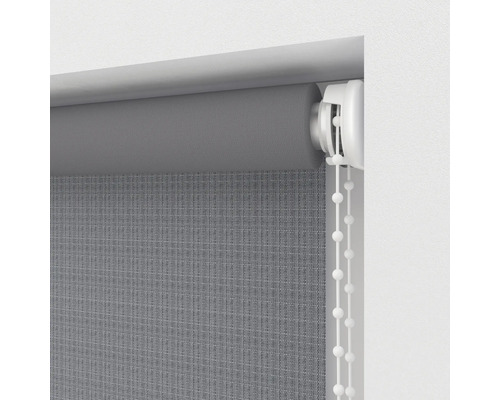 Graues Rollo mit Kettenzug zur Fensterdekoration