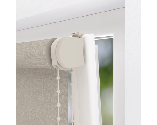 Detailansicht eines Rollos mit Kettenzug zur Fensterdekoration