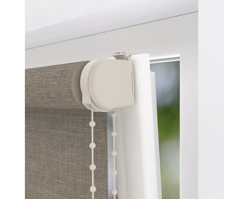 Detailaufnahme eines Rollos mit Kettenzug am Fenster