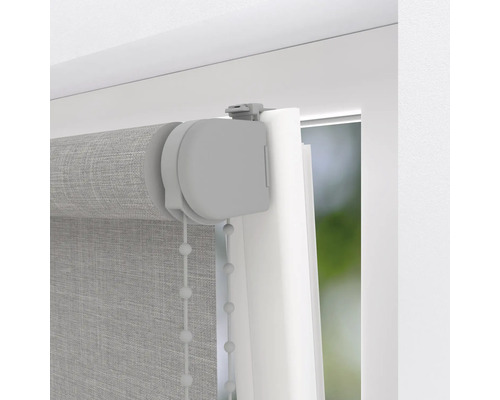 Detailansicht eines grauen Rollos mit Kettenzug am Fenster