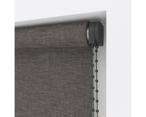Detailansicht eines grauen Rollos am Fenster