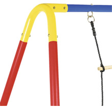 Gros plan sur une tour de jeu avec échelle de corde