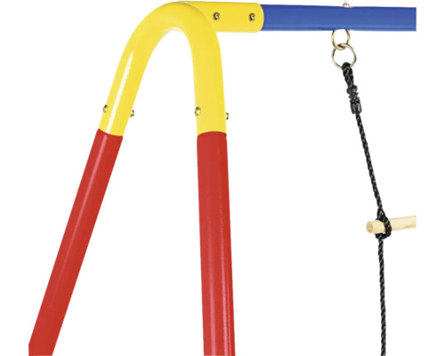 Gros plan sur une tour de jeu avec échelle de corde