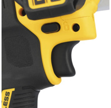 Detailansicht einer Bohrmaschine mit gelbem Griff und schwarzem Gehäuse.