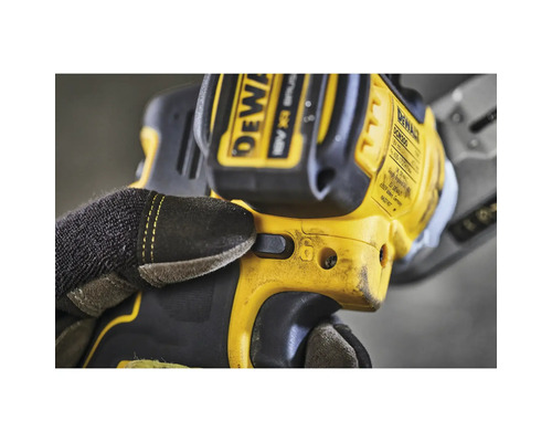 DeWalt Akku-Blechknabber mit Handschuh bedient