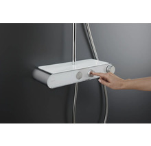 Dusche mit Bedienfeld und Hand, die einen Knopf drückt