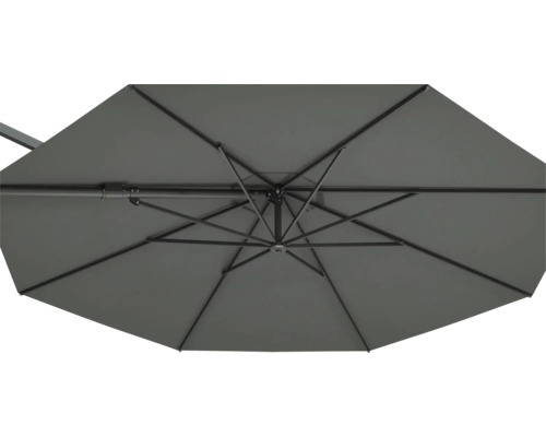 Vue de dessous d'un parasol avec baleines et mât