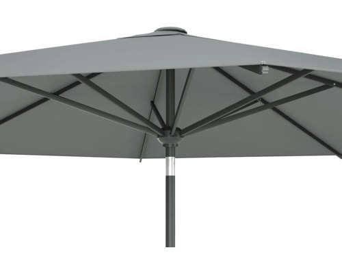 Detailansicht eines geöffneten grauen Sonnenschirms mit Metallgestell