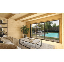 Intérieur de maison en bois avec salon, étagères et vue sur la piscine dans le jardin