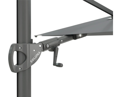 Detailansicht eines Sonnenschirms mit Kurbelmechanismus