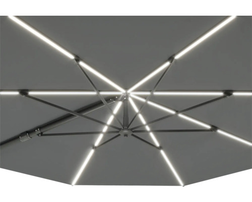 Unteransicht eines Sonnenschirms mit Beleuchtung