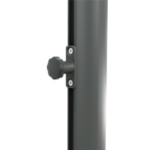 Detailansicht eines Befestigungsknopfs an einem Pfosten