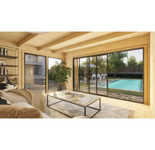 Cabane en bois lumineuse avec vue sur la piscine à travers de grandes fenêtres