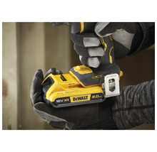 DeWalt 18 Volt 2.0 Amperestunden Akku wird von einer Person mit Handschuhen gehalten