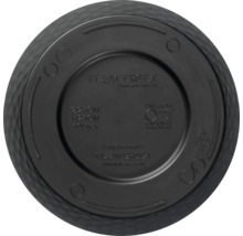 Unterseite eines schwarzen Pflanzgefäßes mit Herstellerinformationen