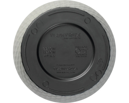 Unterseite eines Pflanzgefäßes mit Angaben zu Größe, Volumen und Bohrlöchern für die Entwässerung