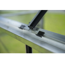 Vue détaillée d'une serre avec cadre en aluminium et fixations noires