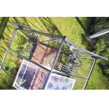 Vue de dessus d'une serre avec des plantes et des carreaux de bois dans le jardin