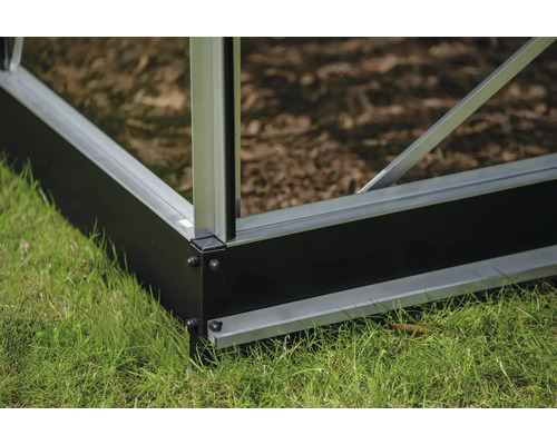 Vue détaillée de la fondation d'une serre sur l'herbe