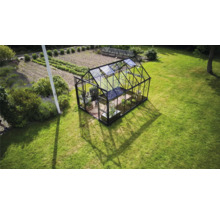 Serre sur une pelouse dans le jardin