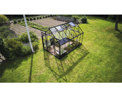 Serre sur une pelouse dans le jardin