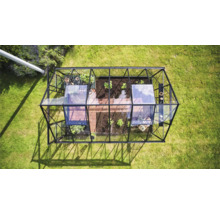 Vue de dessus d'une serre de jardin en verre et métal.