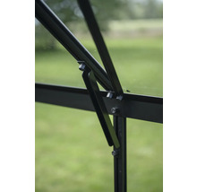 Vue détaillée d'une serre avec mécanisme d'ouverture de fenêtre