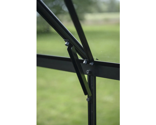 Vue détaillée d'une serre avec mécanisme d'ouverture de fenêtre