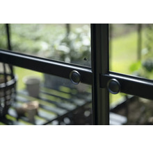 Vue détaillée d'une fenêtre de serre avec poignée