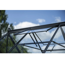 Gros plan de la fenêtre de toit ouverte d'une serre avec façade en verre