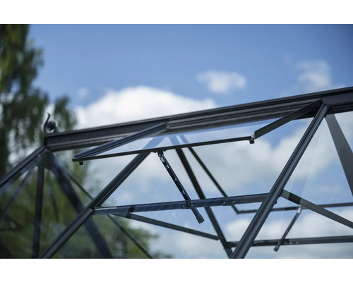 Gros plan de la fenêtre de toit ouverte d'une serre avec façade en verre