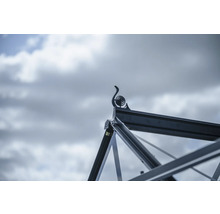 Vue détaillée du pignon de toit d'une serre avec ornement décoratif