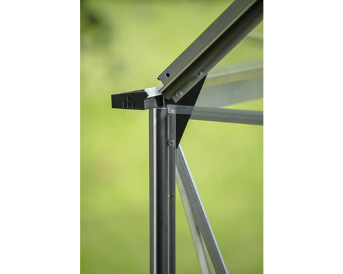 Vue détaillée d'une structure de serre en aluminium et en verre