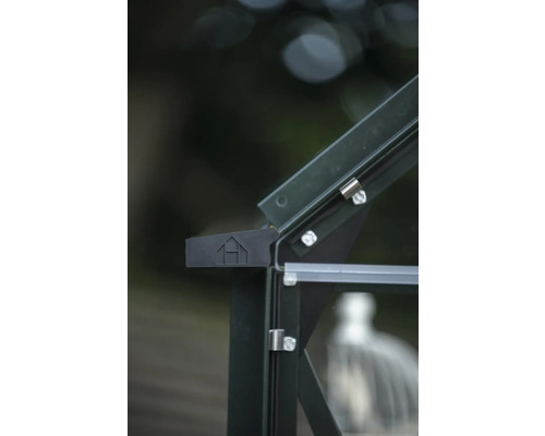 Vue détaillée d'une serre avec cadre, verre et ferrures