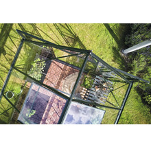 Vue de dessus d'une serre avec des plantes et des outils de jardin