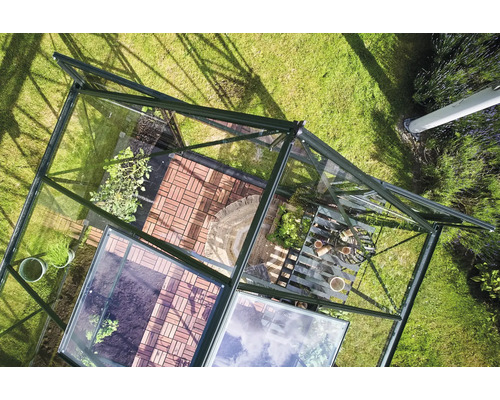 Vue de dessus d'une serre avec des plantes et des outils de jardin