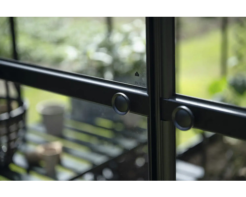 Vue détaillée d'une fenêtre de serre avec poignée