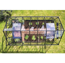 Vue de dessus d'une serre avec des plantes et des fenêtres ouvertes