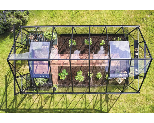 Vue de dessus d'une serre avec des plantes et des fenêtres ouvertes