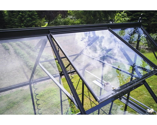 Vue détaillée d'une serre avec une fenêtre ouverte pour la ventilation