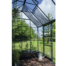 Serre avec plantes, arrosoir et protection solaire