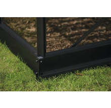 Vue détaillée de la structure du cadre d'une serre sur l'herbe